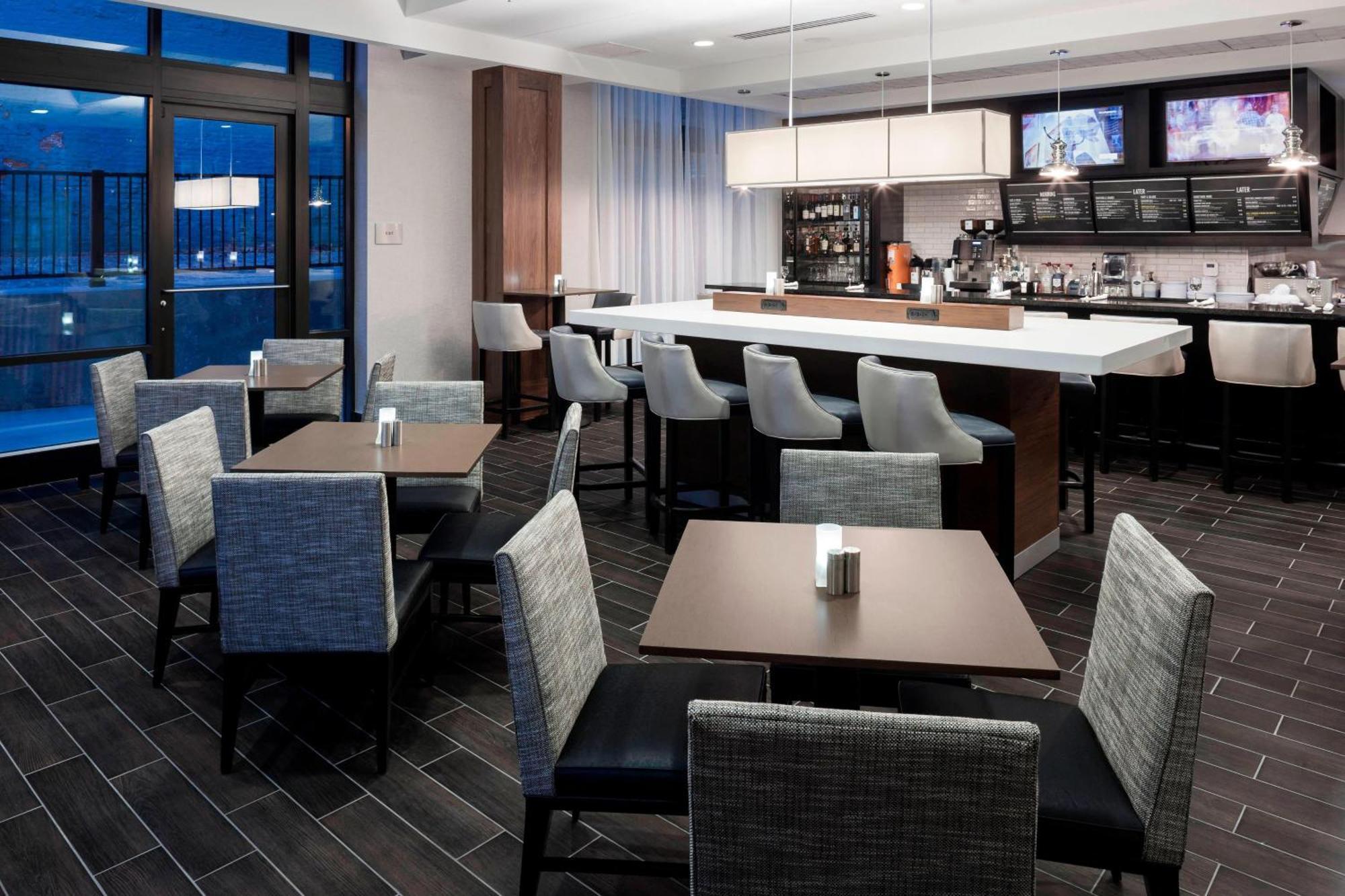 Hotel Courtyard By Marriott Richmond Downtown Extérieur photo